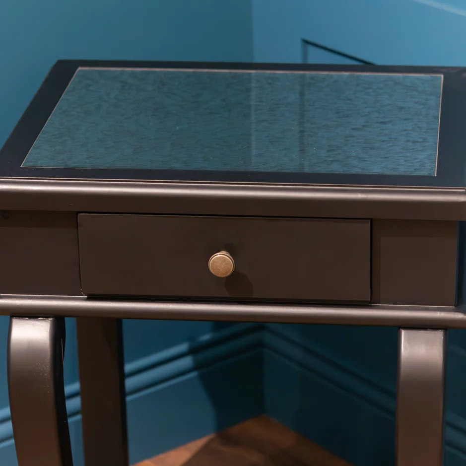Scroll black end table w/drawer with mirror